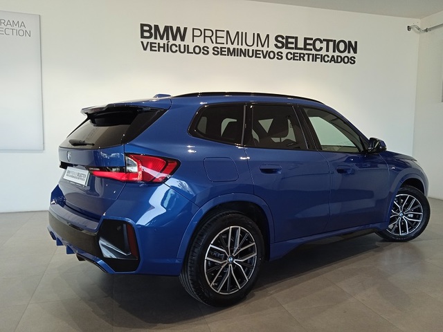 BMW X1 sDrive18d color Azul. Año 2024. 110KW(150CV). Diésel. En concesionario ALBAMOCION CIUDAD REAL  de Ciudad Real