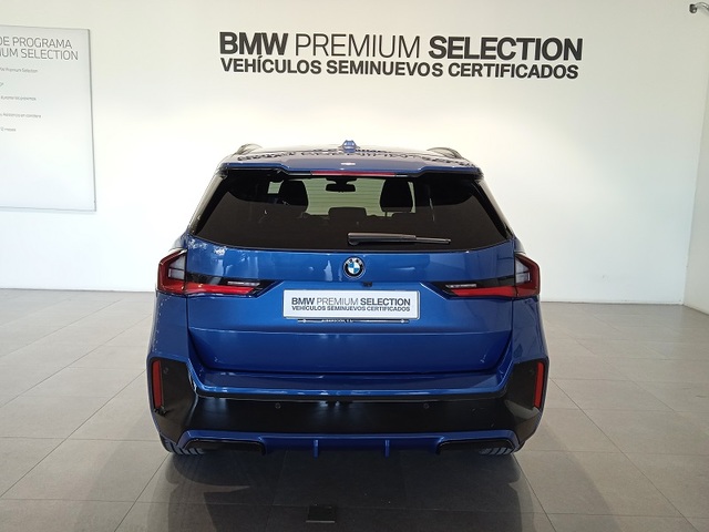 BMW X1 sDrive18d color Azul. Año 2024. 110KW(150CV). Diésel. En concesionario ALBAMOCION CIUDAD REAL  de Ciudad Real