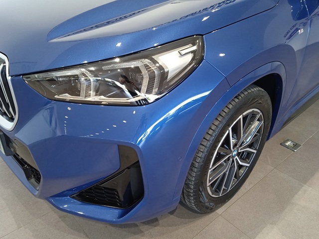 BMW X1 sDrive18d color Azul. Año 2024. 110KW(150CV). Diésel. En concesionario ALBAMOCION CIUDAD REAL  de Ciudad Real