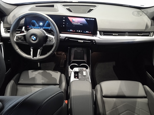 BMW X1 sDrive18d color Azul. Año 2024. 110KW(150CV). Diésel. En concesionario ALBAMOCION CIUDAD REAL  de Ciudad Real