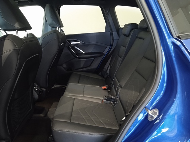 BMW X1 sDrive18d color Azul. Año 2024. 110KW(150CV). Diésel. En concesionario ALBAMOCION CIUDAD REAL  de Ciudad Real