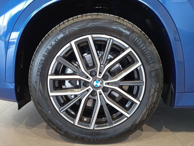 BMW X1 sDrive18d color Azul. Año 2024. 110KW(150CV). Diésel. En concesionario ALBAMOCION CIUDAD REAL  de Ciudad Real
