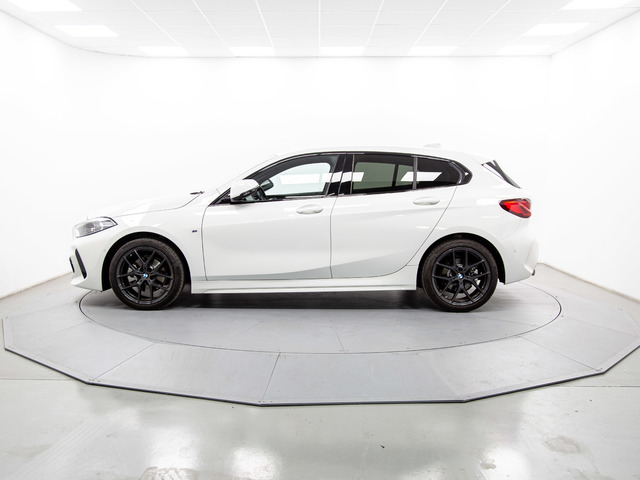 BMW Serie 1 118d color Blanco. Año 2023. 110KW(150CV). Diésel. En concesionario Móvil Begar Alicante de Alicante