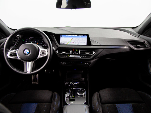 BMW Serie 1 118d color Blanco. Año 2023. 110KW(150CV). Diésel. En concesionario Móvil Begar Alicante de Alicante