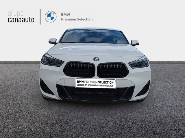 BMW X2 xDrive25e color Blanco. Año 2022. 162KW(220CV). Híbrido Electro/Gasolina. En concesionario TACO de Sta. C. Tenerife