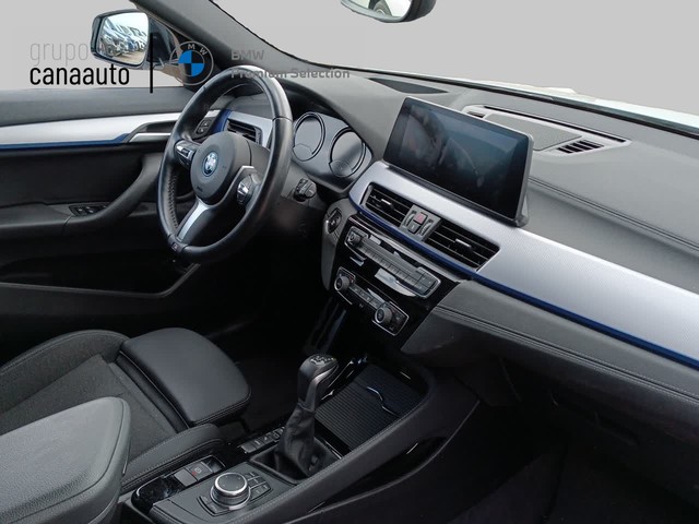 BMW X2 xDrive25e color Blanco. Año 2022. 162KW(220CV). Híbrido Electro/Gasolina. En concesionario TACO de Sta. C. Tenerife