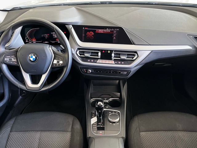BMW Serie 1 116d color Blanco. Año 2023. 85KW(116CV). Diésel. En concesionario Murcia Premium S.L. AV DEL ROCIO de Murcia