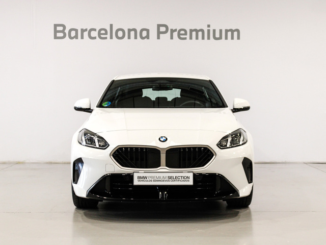 BMW Serie 1 120i color Blanco. Año 2025. 125KW(170CV). Gasolina. En concesionario Barcelona Premium -- GRAN VIA de Barcelona