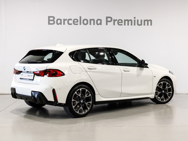 BMW Serie 1 120i color Blanco. Año 2025. 125KW(170CV). Gasolina. En concesionario Barcelona Premium -- GRAN VIA de Barcelona
