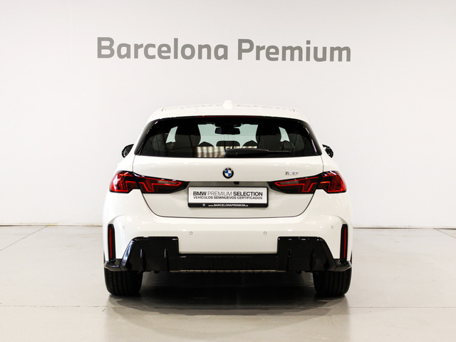 BMW Serie 1 120i color Blanco. Año 2025. 125KW(170CV). Gasolina. En concesionario Barcelona Premium -- GRAN VIA de Barcelona