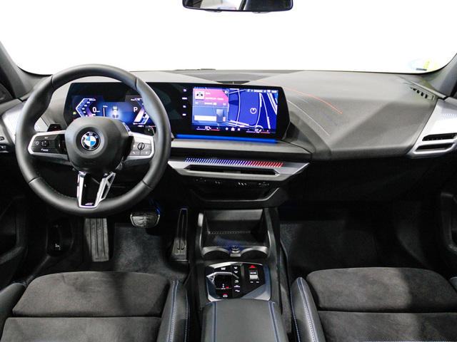 BMW Serie 1 120i color Blanco. Año 2025. 125KW(170CV). Gasolina. En concesionario Barcelona Premium -- GRAN VIA de Barcelona