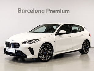 Fotos de BMW Serie 1 120i color Blanco. Año 2025. 125KW(170CV). Gasolina. En concesionario Barcelona Premium -- GRAN VIA de Barcelona