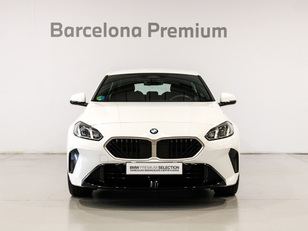 Fotos de BMW Serie 1 120i color Blanco. Año 2025. 125KW(170CV). Gasolina. En concesionario Barcelona Premium -- GRAN VIA de Barcelona