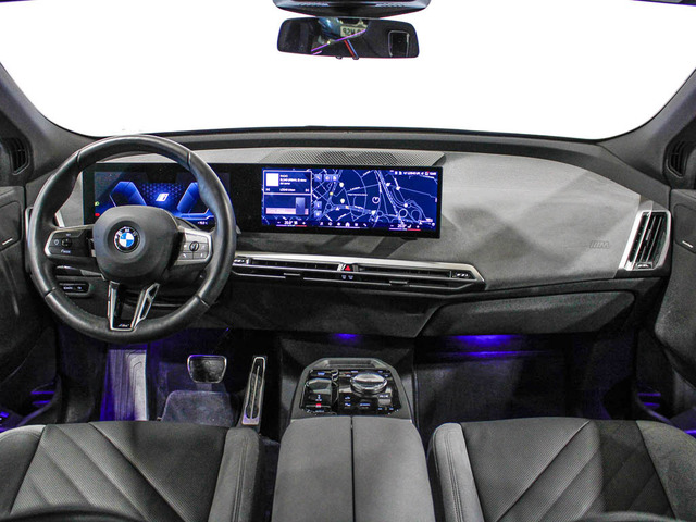 BMW iX xDrive45 color Negro. Año 2025. 300KW(408CV). Eléctrico. En concesionario Barcelona Premium -- GRAN VIA de Barcelona