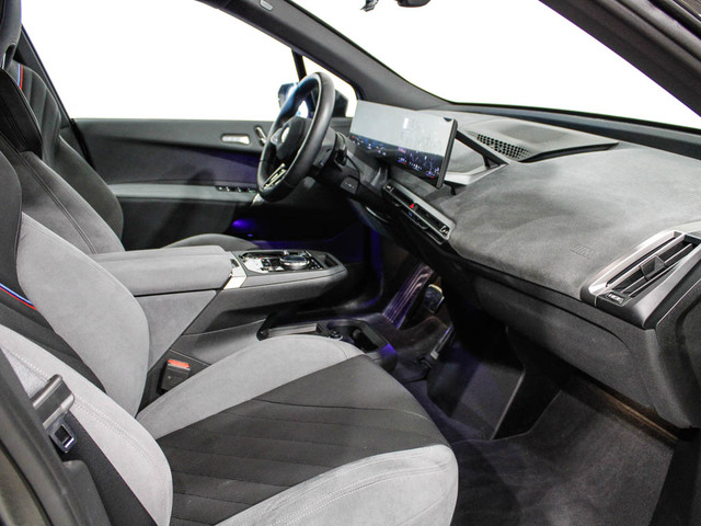 BMW iX xDrive45 color Negro. Año 2025. 300KW(408CV). Eléctrico. En concesionario Barcelona Premium -- GRAN VIA de Barcelona