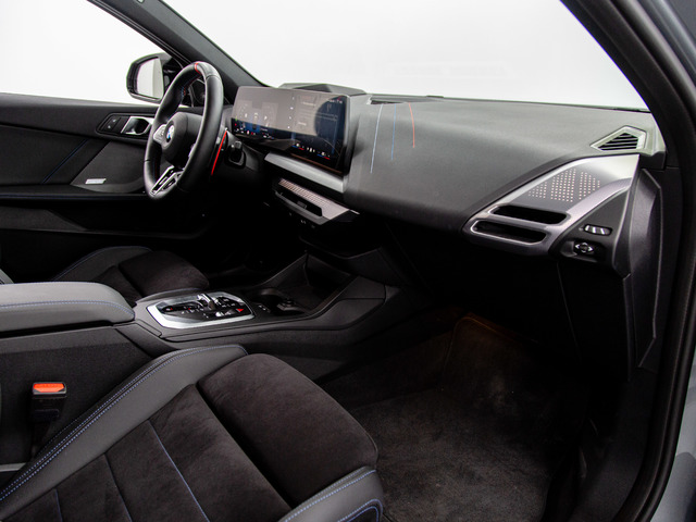 BMW Serie 1 M135i color Gris. Año 2024. 221KW(300CV). Gasolina. En concesionario Móvil Begar Alicante de Alicante