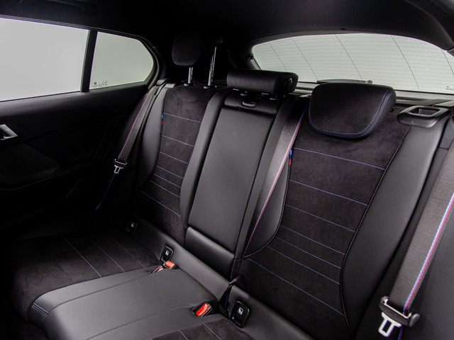 BMW Serie 1 M135i color Gris. Año 2024. 221KW(300CV). Gasolina. En concesionario Móvil Begar Alicante de Alicante