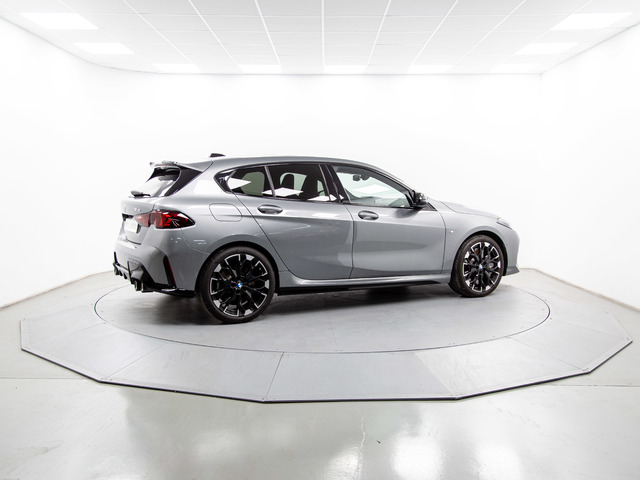 BMW Serie 1 M135i color Gris. Año 2024. 221KW(300CV). Gasolina. En concesionario Móvil Begar Alicante de Alicante