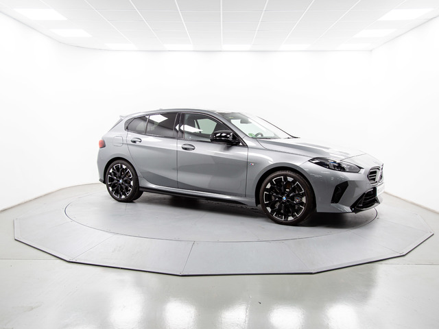 BMW Serie 1 M135i color Gris. Año 2024. 221KW(300CV). Gasolina. En concesionario Móvil Begar Alicante de Alicante