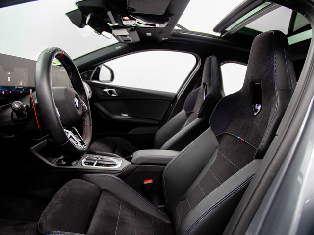 BMW Serie 1 M135i color Gris. Año 2024. 221KW(300CV). Gasolina. En concesionario Móvil Begar Alicante de Alicante