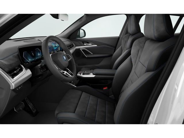 BMW iX2 eDrive20 color Blanco. Año 2025. 150KW(204CV). Eléctrico. En concesionario ALBAMOCION CIUDAD REAL  de Ciudad Real