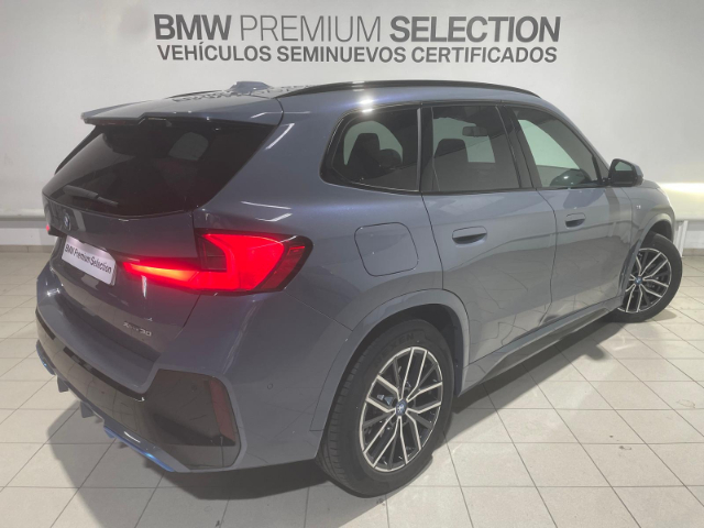 BMW iX1 xDrive30 color Gris. Año 2023. 230KW(313CV). Eléctrico. En concesionario Hispamovil Elche de Alicante