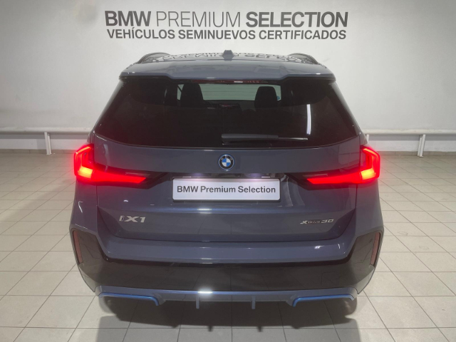BMW iX1 xDrive30 color Gris. Año 2023. 230KW(313CV). Eléctrico. En concesionario Hispamovil Elche de Alicante