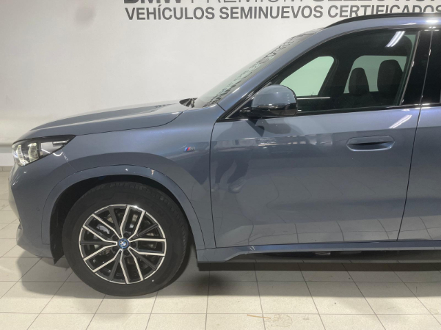 BMW iX1 xDrive30 color Gris. Año 2023. 230KW(313CV). Eléctrico. En concesionario Hispamovil Elche de Alicante