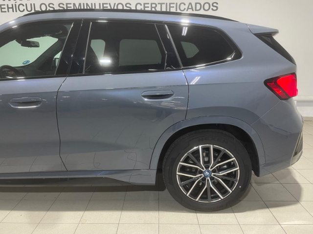 BMW iX1 xDrive30 color Gris. Año 2023. 230KW(313CV). Eléctrico. En concesionario Hispamovil Elche de Alicante