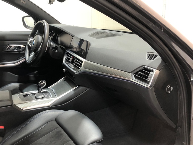 BMW Serie 3 320d color Gris. Año 2021. 140KW(190CV). Diésel. En concesionario Movilnorte El Plantio de Madrid