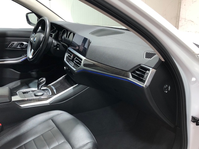 BMW Serie 3 320i color Blanco. Año 2021. 135KW(184CV). Gasolina. En concesionario Movilnorte El Carralero de Madrid