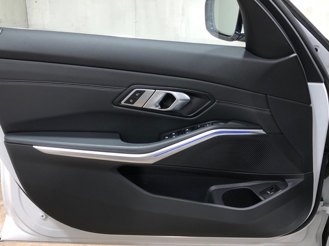 BMW Serie 3 320i color Blanco. Año 2021. 135KW(184CV). Gasolina. En concesionario Movilnorte El Carralero de Madrid