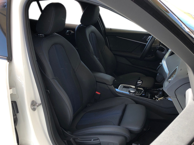 BMW Serie 1 118d color Blanco. Año 2024. 110KW(150CV). Diésel. En concesionario Vehinter Getafe de Madrid