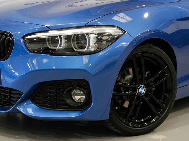BMW Serie 1 118i color Azul. Año 2019. 100KW(136CV). Gasolina. En concesionario Barcelona Premium -- GRAN VIA de Barcelona