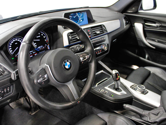 BMW Serie 1 118i color Azul. Año 2019. 100KW(136CV). Gasolina. En concesionario Barcelona Premium -- GRAN VIA de Barcelona