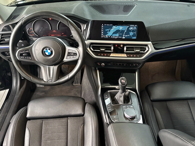 BMW Serie 3 318d color Negro. Año 2020. 110KW(150CV). Diésel. En concesionario Triocar Gijón (Bmw y Mini) de Asturias