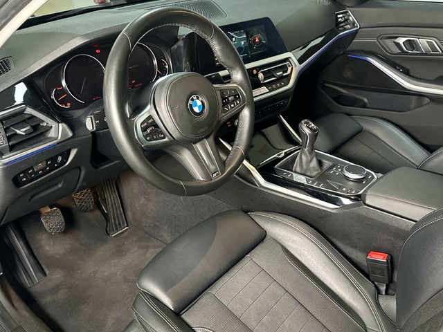 BMW Serie 3 318d color Negro. Año 2020. 110KW(150CV). Diésel. En concesionario Triocar Gijón (Bmw y Mini) de Asturias