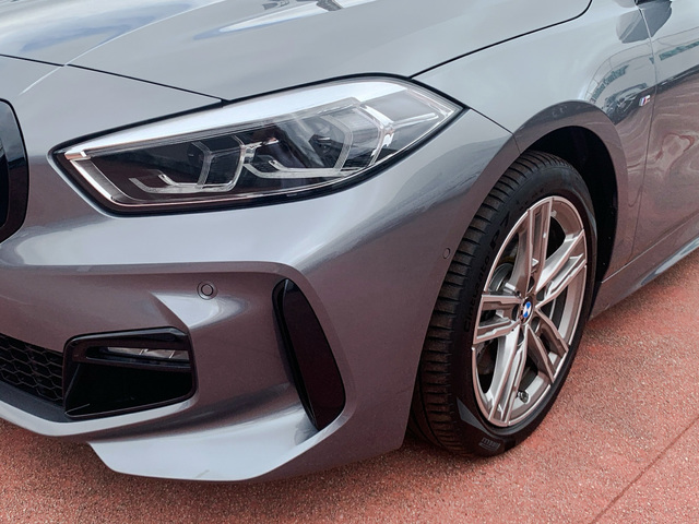 BMW Serie 1 118d color Gris. Año 2024. 110KW(150CV). Diésel. En concesionario Celtamotor Pontevedra de Pontevedra