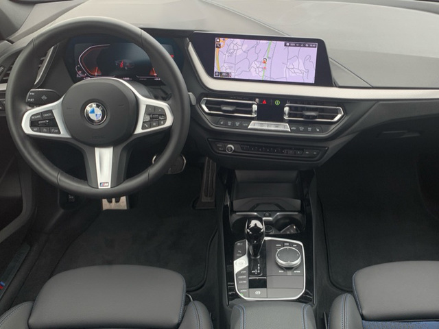 BMW Serie 1 118d color Gris. Año 2024. 110KW(150CV). Diésel. En concesionario Celtamotor Pontevedra de Pontevedra