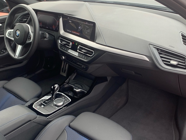 BMW Serie 1 118d color Gris. Año 2024. 110KW(150CV). Diésel. En concesionario Celtamotor Pontevedra de Pontevedra