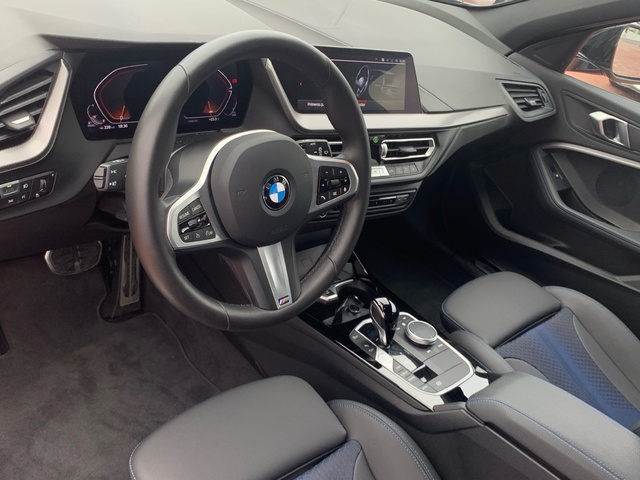 BMW Serie 1 118d color Gris. Año 2024. 110KW(150CV). Diésel. En concesionario Celtamotor Pontevedra de Pontevedra
