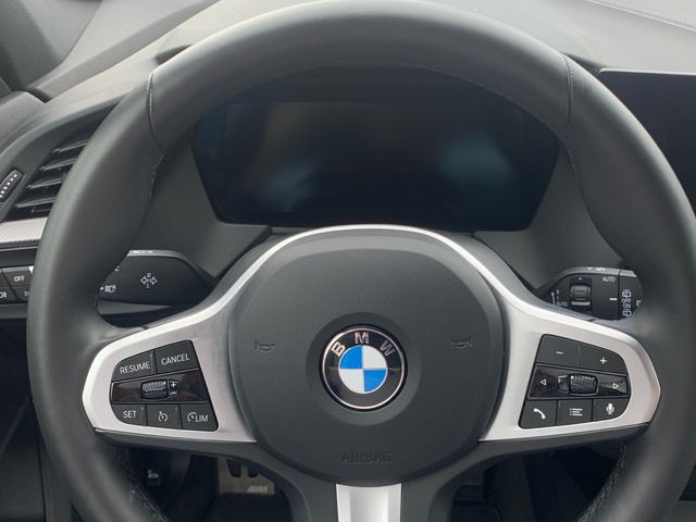BMW Serie 1 118d color Gris. Año 2024. 110KW(150CV). Diésel. En concesionario Celtamotor Pontevedra de Pontevedra