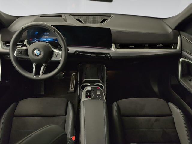 BMW X2 sDrive20i color Negro. Año 2024. 125KW(170CV). Gasolina. En concesionario Automotor Premium Marbella - Málaga de Málaga