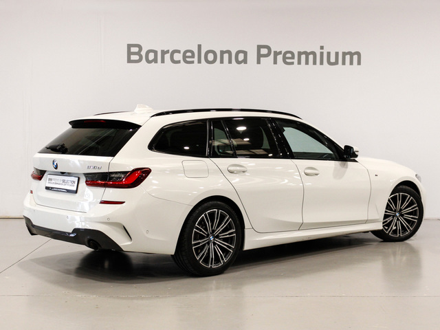 BMW Serie 3 318d Touring color Blanco. Año 2022. 110KW(150CV). Diésel. En concesionario Barcelona Premium -- GRAN VIA de Barcelona