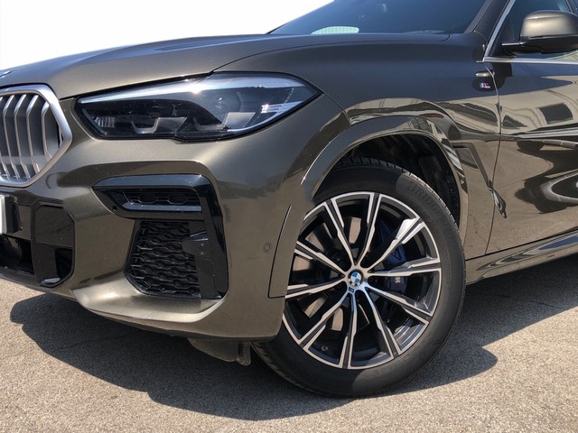 BMW X6 xDrive30d color Marrón. Año 2022. 210KW(286CV). Diésel. En concesionario Vehinter Getafe de Madrid