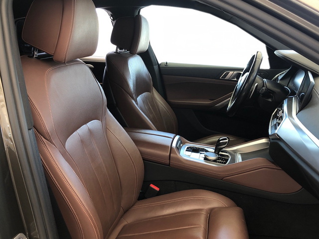 BMW X6 xDrive30d color Marrón. Año 2022. 210KW(286CV). Diésel. En concesionario Vehinter Getafe de Madrid