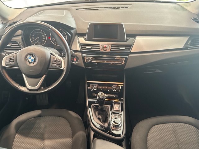 BMW Serie 2 218d Active Tourer color Blanco. Año 2017. 110KW(150CV). Diésel. En concesionario Motor Gorbea de Álava