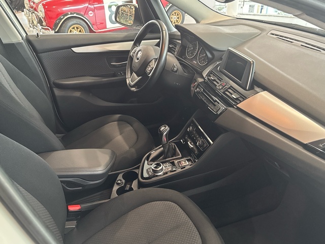 BMW Serie 2 218d Active Tourer color Blanco. Año 2017. 110KW(150CV). Diésel. En concesionario Motor Gorbea de Álava