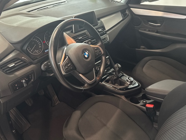 BMW Serie 2 218d Active Tourer color Blanco. Año 2017. 110KW(150CV). Diésel. En concesionario Motor Gorbea de Álava