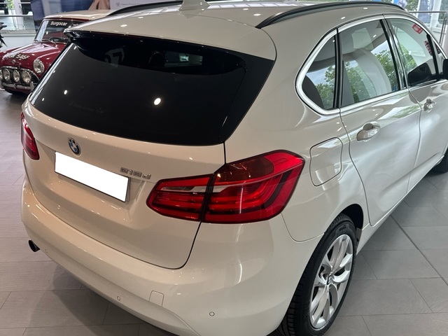BMW Serie 2 218d Active Tourer color Blanco. Año 2017. 110KW(150CV). Diésel. En concesionario Motor Gorbea de Álava